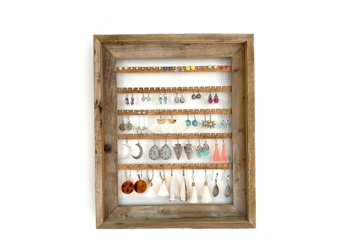 Make this DIY hanging earring holder in 10 minutes or less. Keeps your  jewelry untangled … | Jewelry organizer diy wall, Jewelry organizer wall,  Diy earring holder